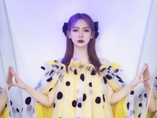 双蝴蝶结造型女星大pk:戚薇魅惑张雨绮显头大,赵露思发量取胜