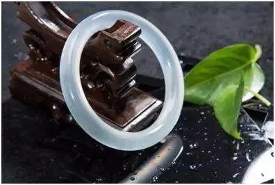 好品质的岫玉和差品质翡翠哪个好,岫玉与翡翠的鉴别方法有哪些呢