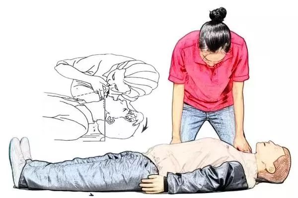 4岁女童掉进泥水坑4分钟后才被家长发现，溺水急救该怎么做？