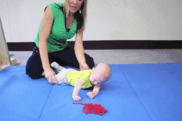 育婴师实操视频辅助翻身,如何教宝宝翻身