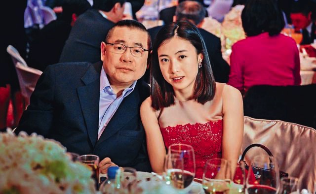 香港女首富甘比黑裙出席典礼,香港女首富甘比不输邓文迪