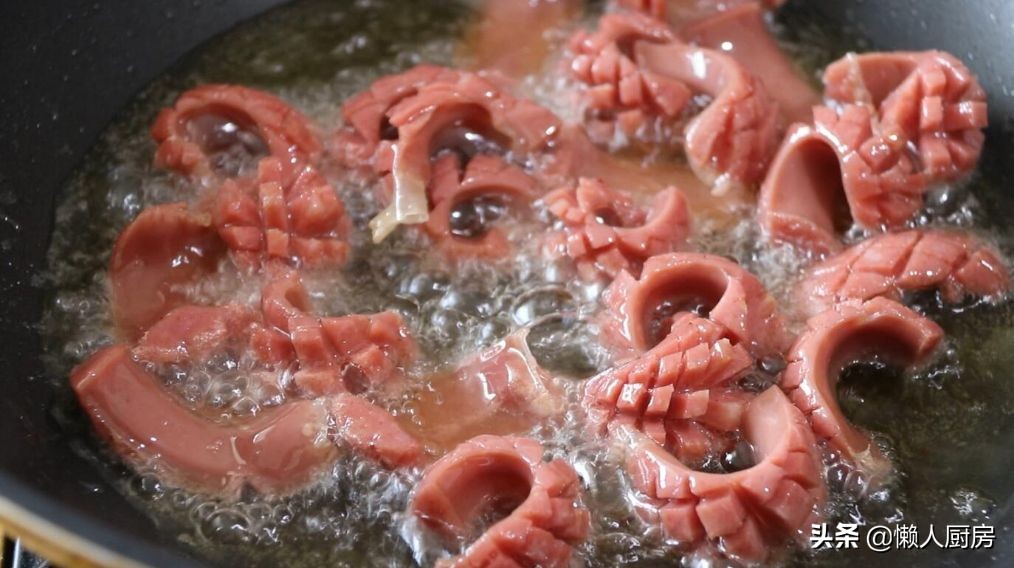 烤肠的最正宗制作过程视频,自制黑椒烤肠的做法