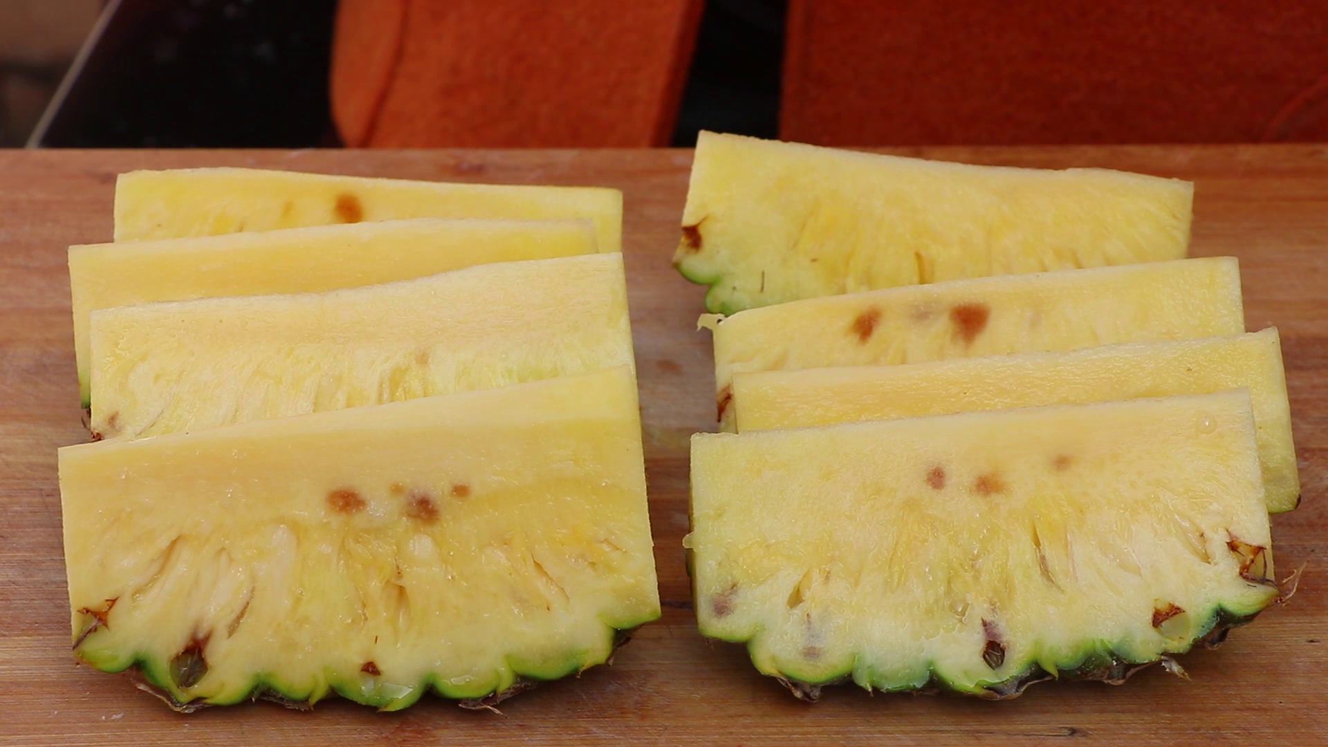 切菠萝最正确的方法,切菠萝的妙招一颗一颗的剥