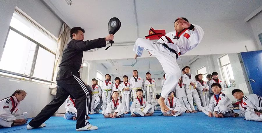 万人马拉松最美跑道激情奔跑,万人马拉松现场有多震撼