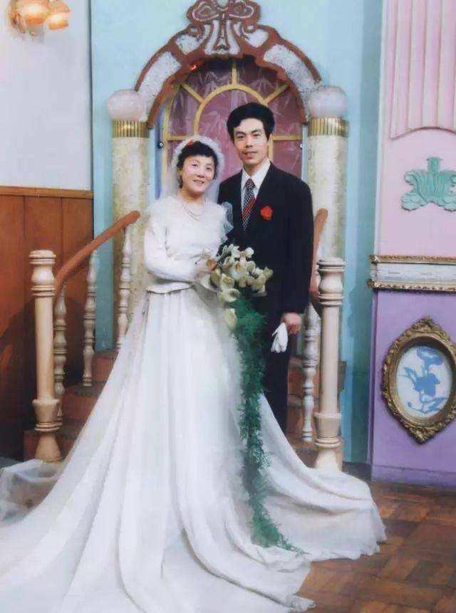 80年代和现代的结婚照对比,还原一下80年代结婚照