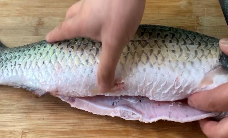 全网最详细草鱼去骨去刺教程,草鱼去刺后有几种做法