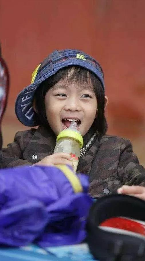 钟丽缇十一岁女儿,钟丽缇女儿吃奶瓶