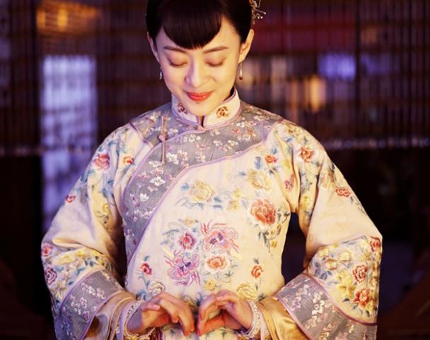 孙俪带孩子摆摊被质疑,不到4小时收入过万,什么本子价值268?