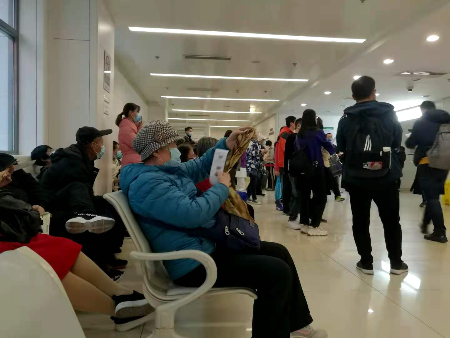看病有多难,看看门诊大厅的人流,头就大
