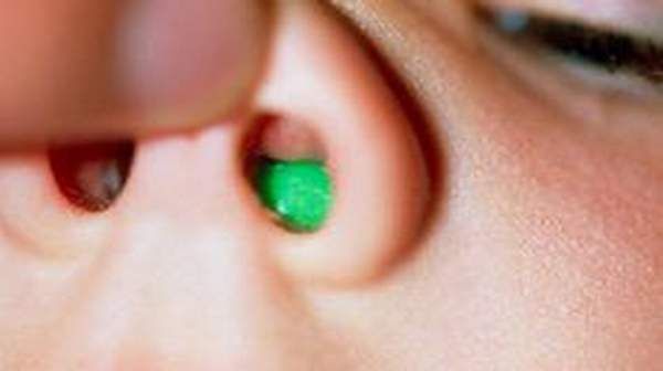 熊孩子鼻孔塞东西,熊孩子不断的向鼻子里塞恐龙