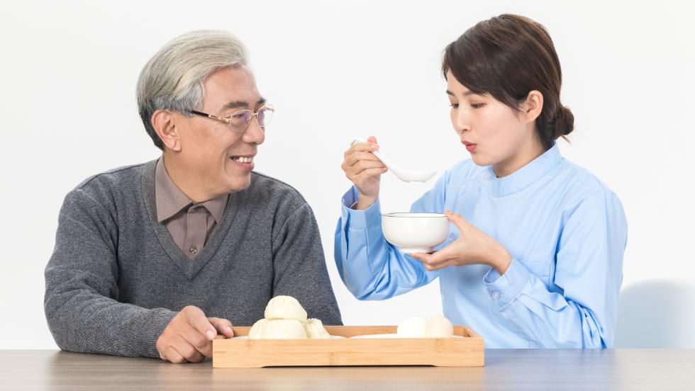 如何照顾失能失智父母,颐安陪护有限责任公司