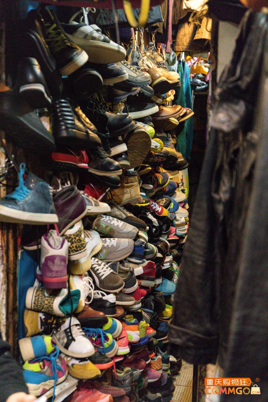 解放碑一层楼卖衣服,解放碑二手衣服市场