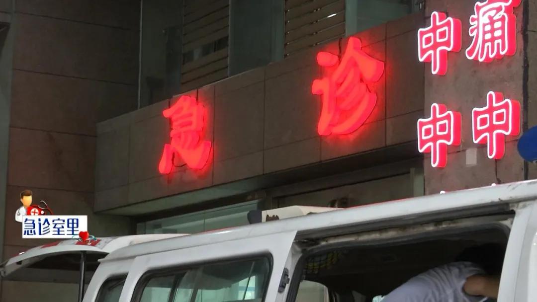 地动山摇中,她不幸从高处摔下头部受伤昏迷,危急时刻,她能转危为安吗?