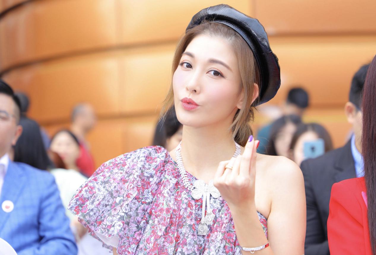 李彩桦穿背带视频,李彩桦运动内衣搭配