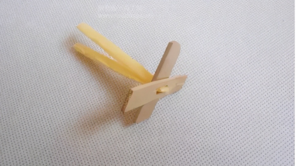 能飞的手工飞机制作幼儿园,国庆幼儿园手工制作飞机图文