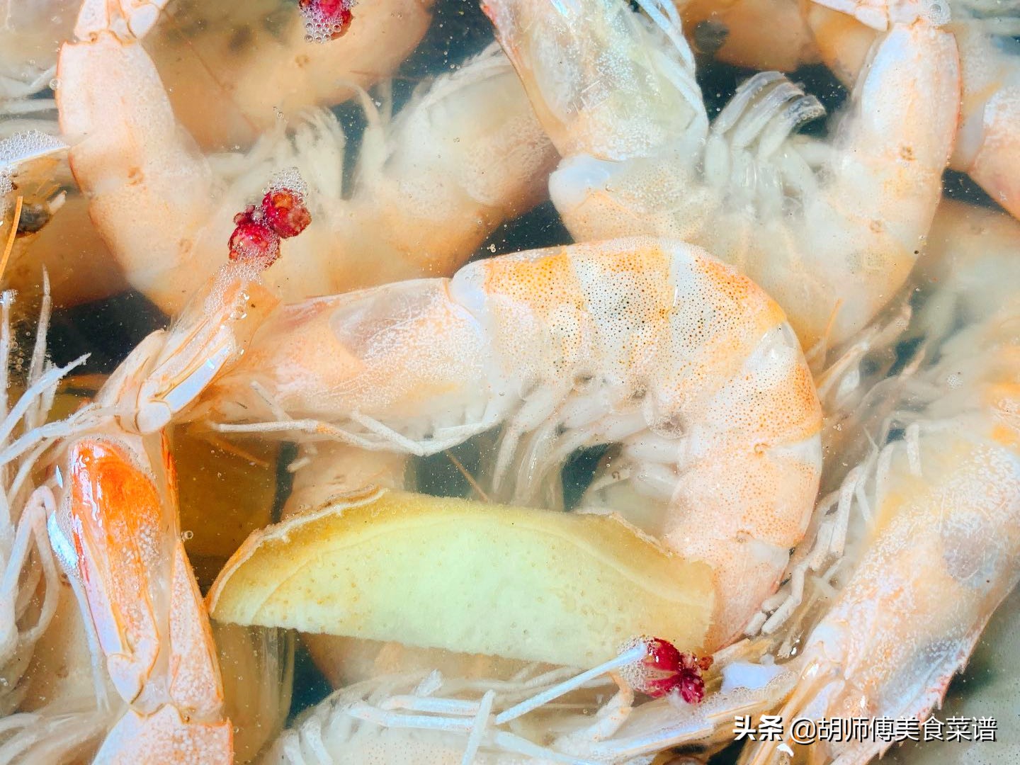 煮虾的正确方法放些什么,保持虾的鲜嫩口感需要煮几分钟