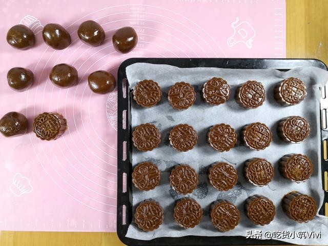 无蔗糖黑芝麻月饼做法,黑糖流心月饼的制作过程