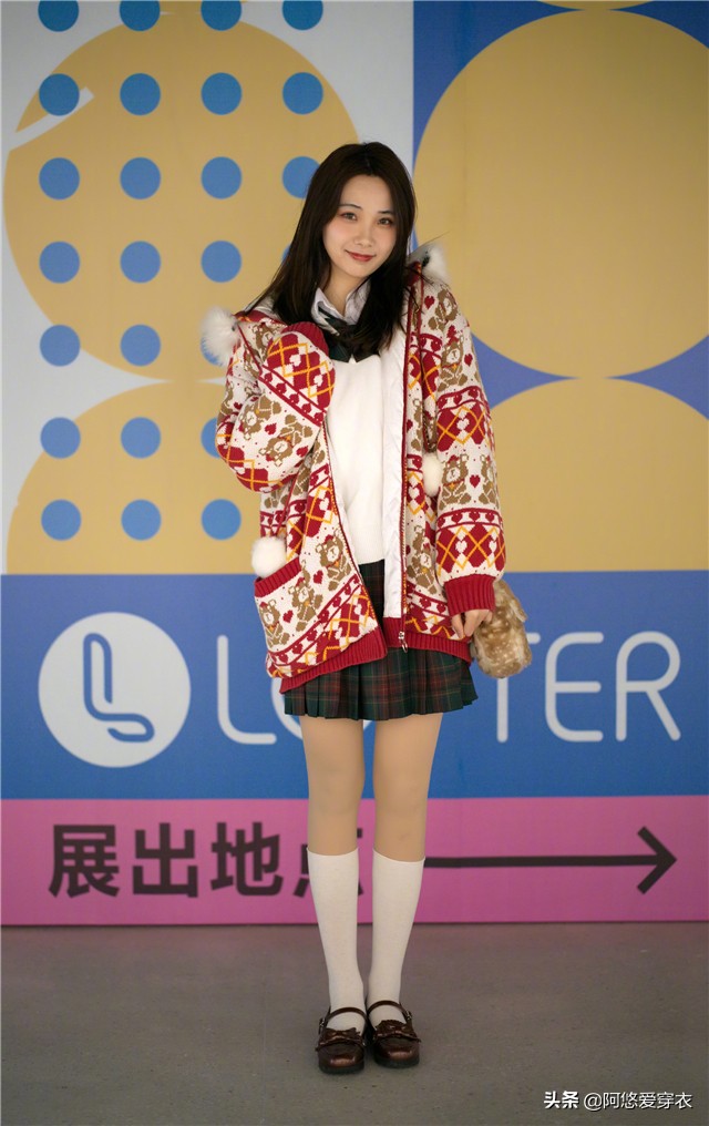 长腿袜秋冬过膝正确穿法,秋冬必备的袜裤穿搭技巧