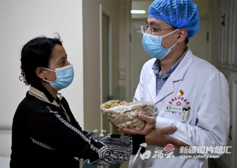 1400公里7小时救助断臂男孩,1400公里陆空接力和田断臂男孩