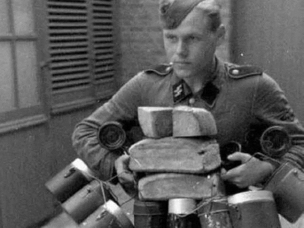 苏联二战吃黑面包 (一个德军给苏联士兵面包的电影)