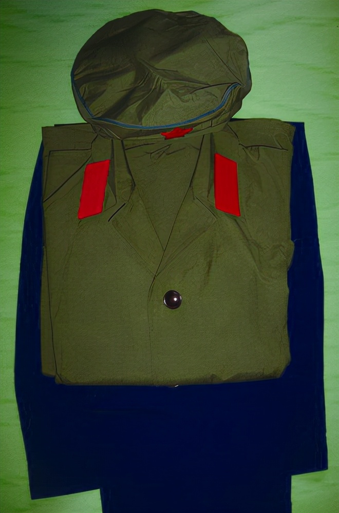 难忘74式军服——海军恢复水兵服，女兵穿上了裙子