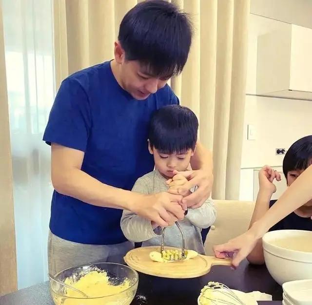 林志颖大儿子终于露面!模样比小时候更帅气,一家五口真有爱