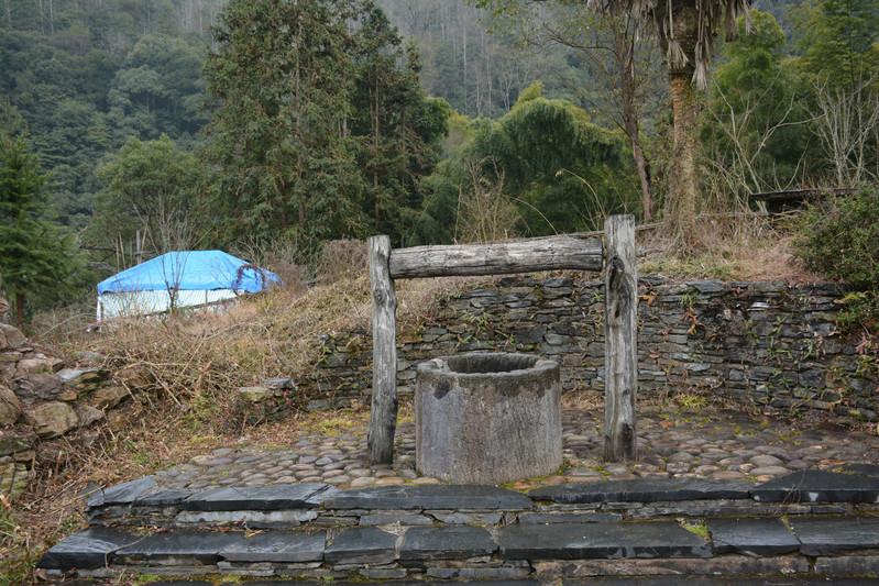 挖一百米深的井不出水,挖一米深的井可以出水吗