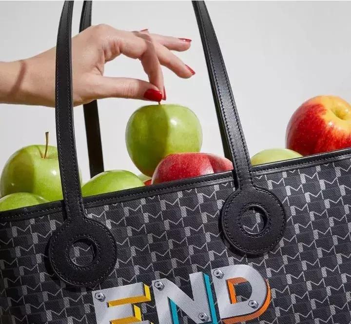 还在执迷于小包？王菲、杨幂早就背上了实用能装的...购物袋？