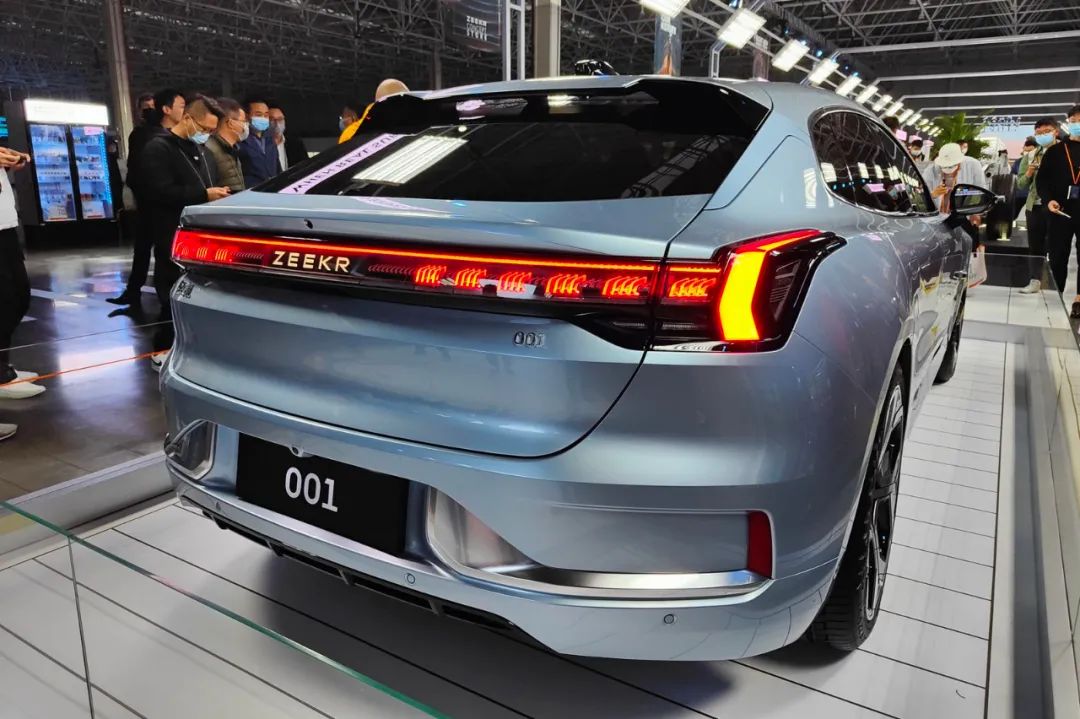 性能车爱好者狂喜：聊聊昨晚的极氪001