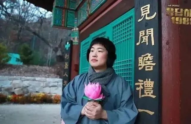 “佛媛”炫富摆拍，露大腿逛寺庙，袈裟也藏不住狐狸的尾巴