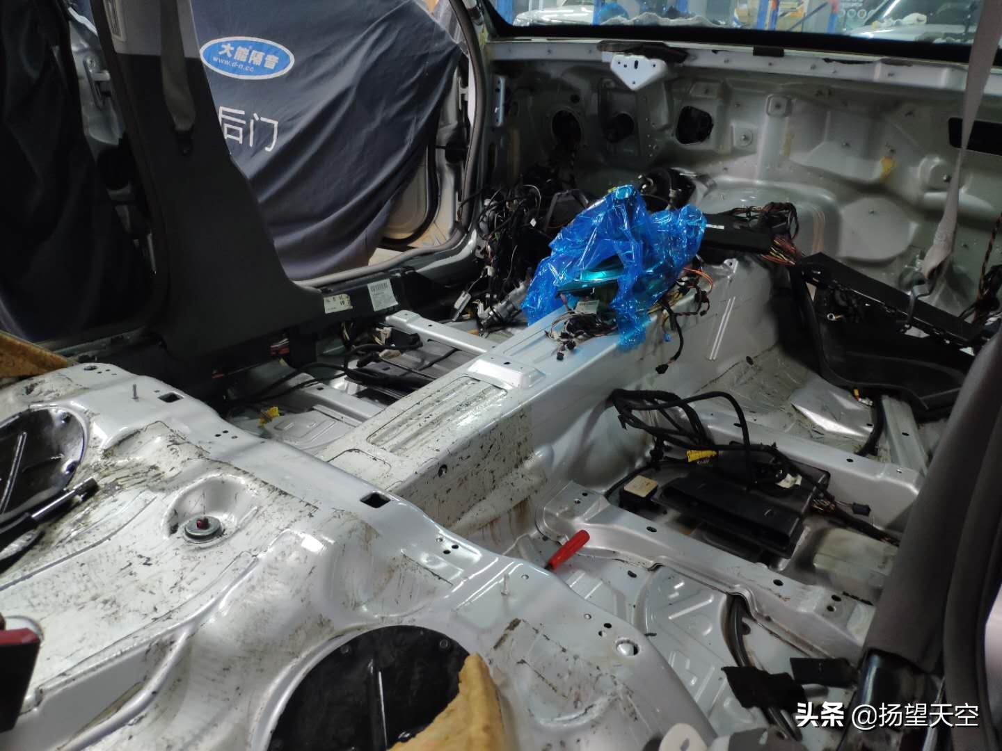 奔驰e280老车整备,2011年奔驰b200车内有异味