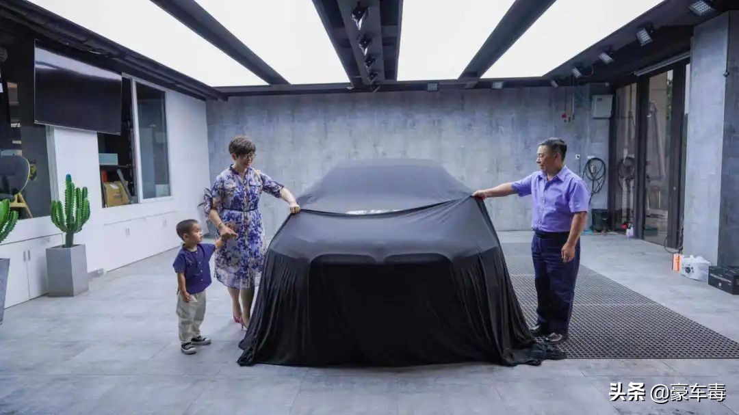 豪车毒老纪考斯特,豪车毒老纪小跟班