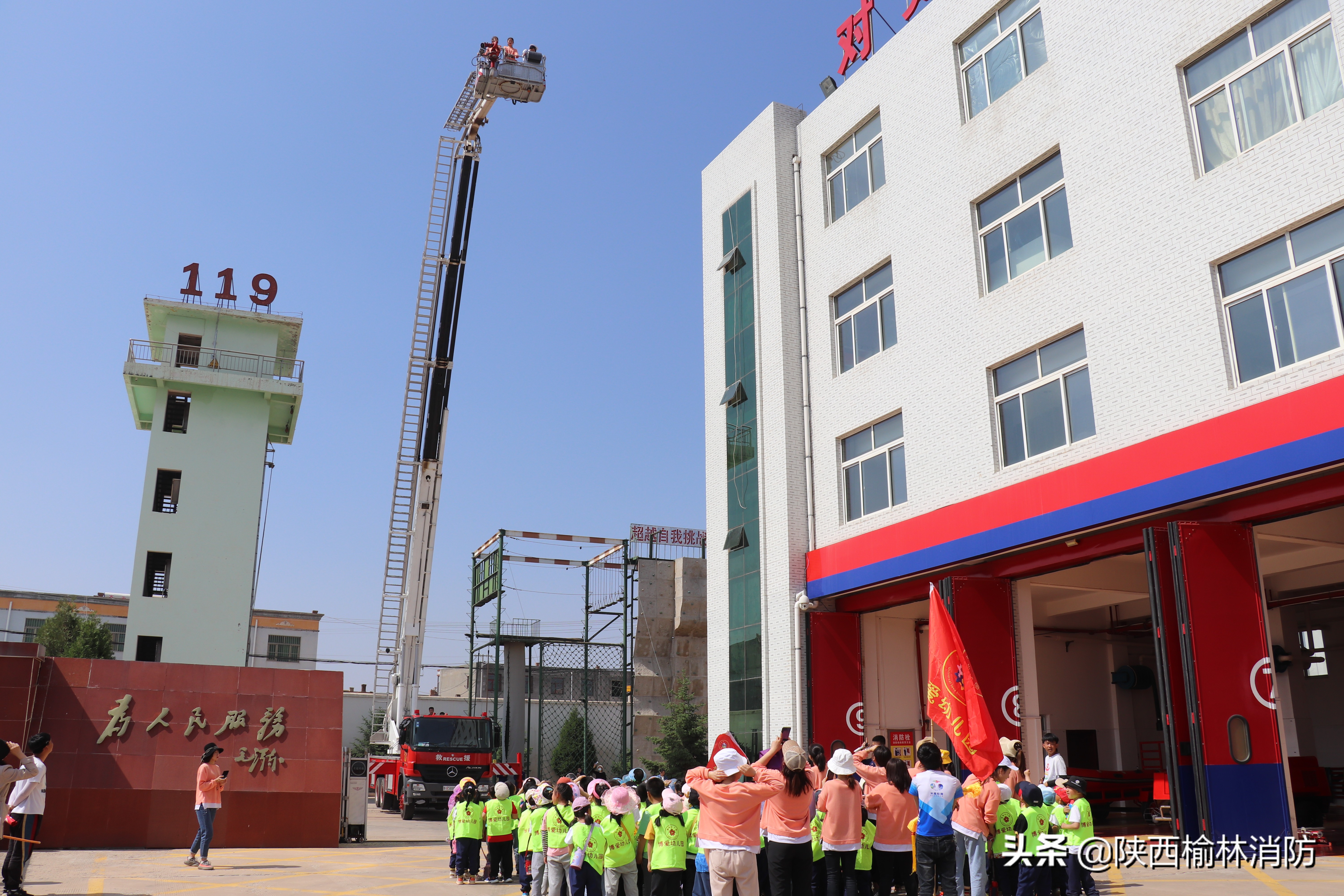 幼儿园小朋友学习消防,小朋友进红门开心学消防