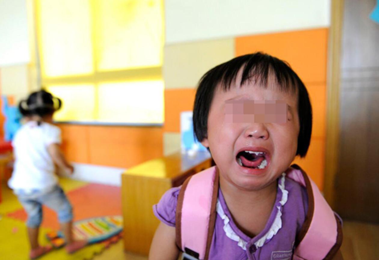 孩子幼儿园被欺负,父母如何处理?4个妙招解决幼儿园*力暴**