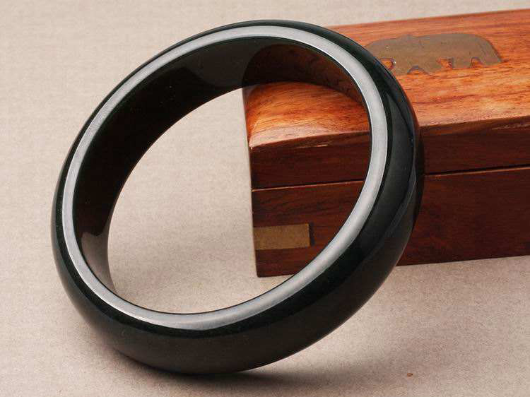 邓丽君一直佩戴的玉镯是圆的吗,邓丽君的翡翠手镯