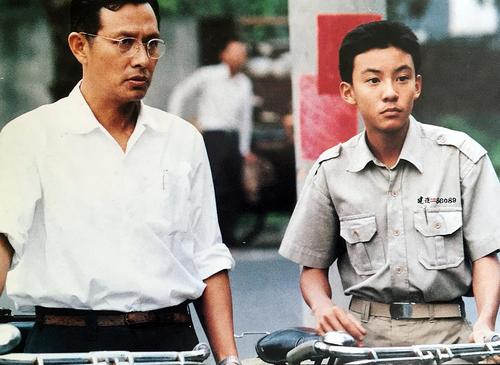 张震爸爸年轻的时候照片 (香港演员张震他爸)