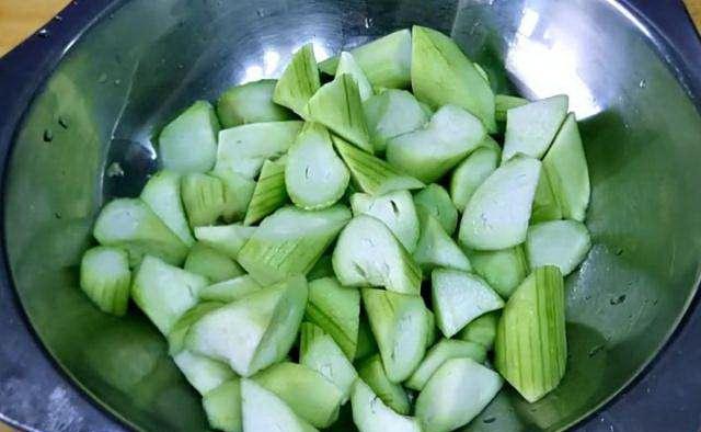 炒丝瓜怎么出水多,炒丝瓜时怎样才使丝瓜不出水