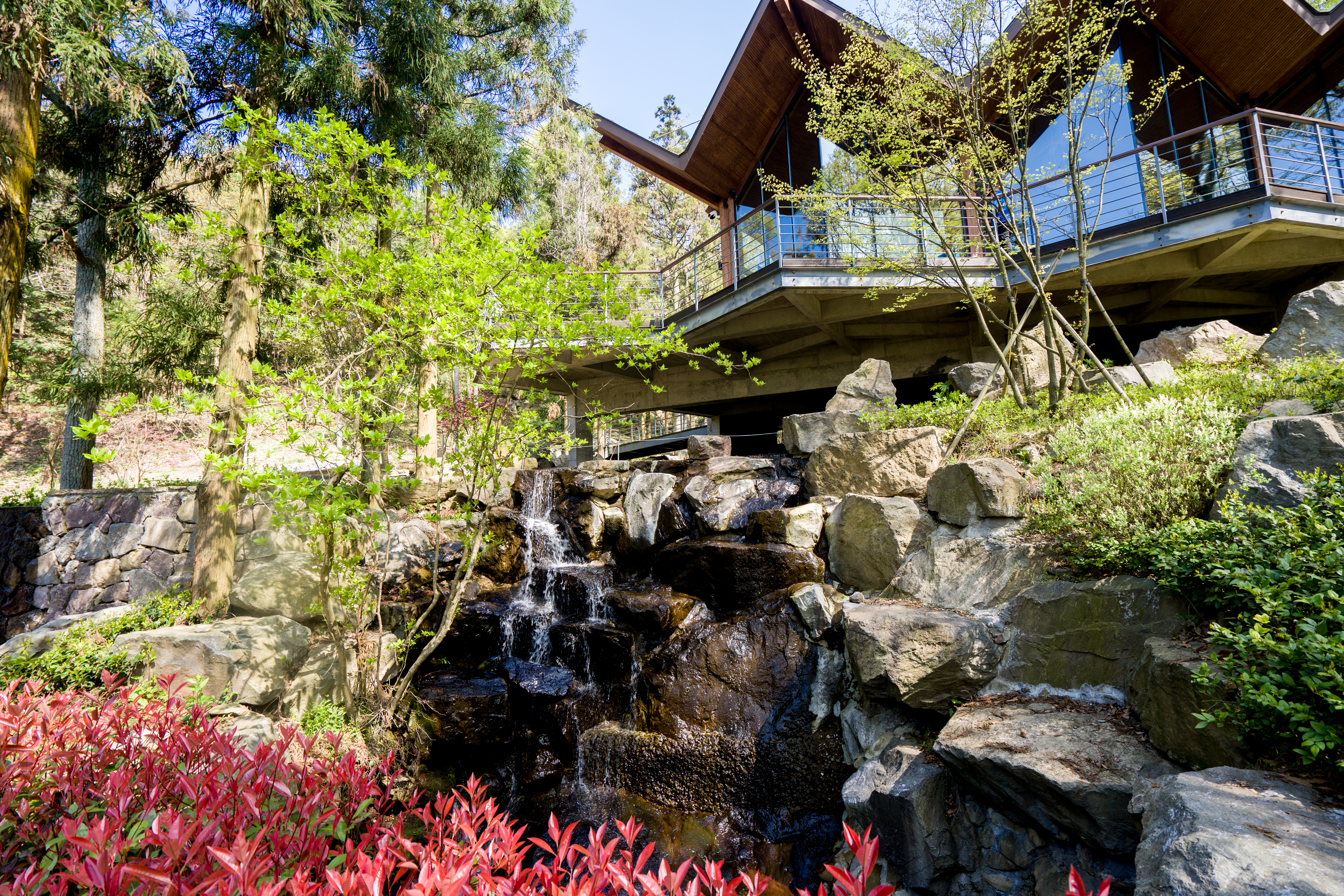 商量岗内的这家酒店,四季气候适宜居住,住客宛若身处桃花源