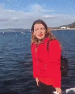 穿恨天高坐地铁的社死现场,两位男士都不忍看这次“崴脚表演”