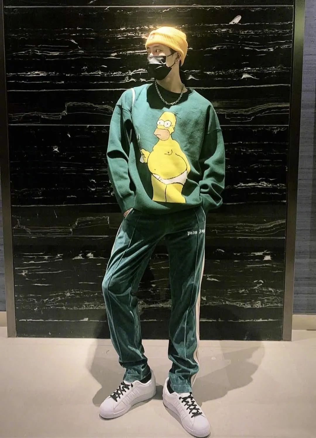 衣品超级好的男明星,王嘉尔穿的蔡徐坤同款衣服