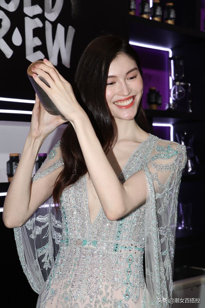 可仙可御!何穗穿裸色水钻裙秀身材,简单T恤配长裤就超级有范