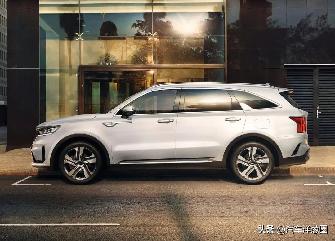 宝马换新车标了！蓝天白云帅炸，以后黑白标只代表低端宝马车主？