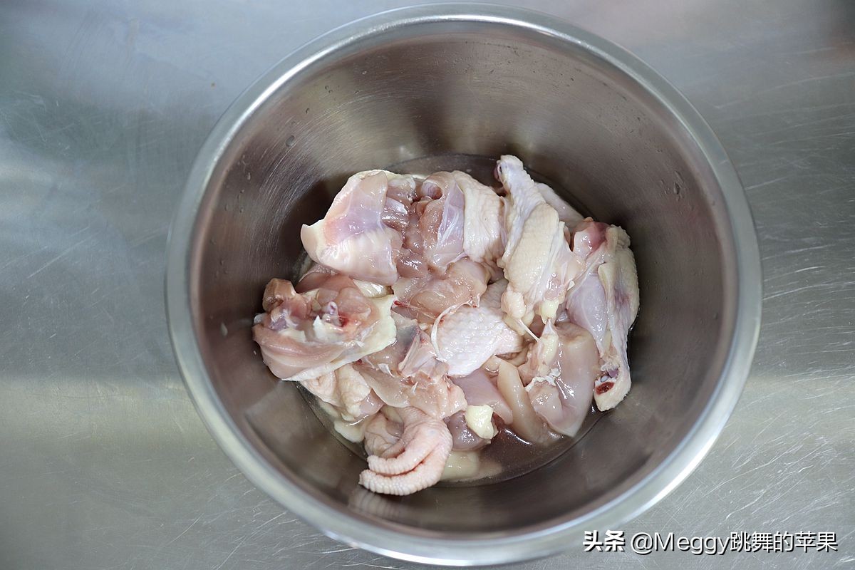 我用半只鸡做了黄焖鸡,3人晚餐硬菜就它了,吃到盆光碗净真满足