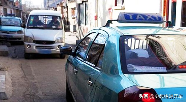 新手如何准确靠边停车打方向盘,科目二新手学车起步与靠边停车