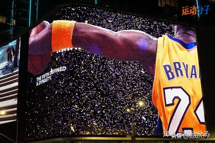 斯台普斯球馆雕像,斯台普斯中心门前的雕像