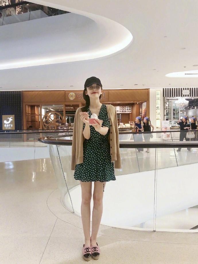 娜扎薄纱抹胸裙惊艳出场,娜扎深v薄纱抹胸裙出场