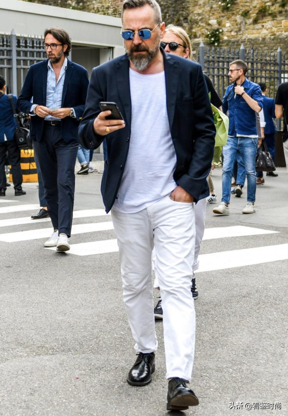 男士白色牛仔裤搭什么鞋,男士宽松白色阔腿牛仔裤