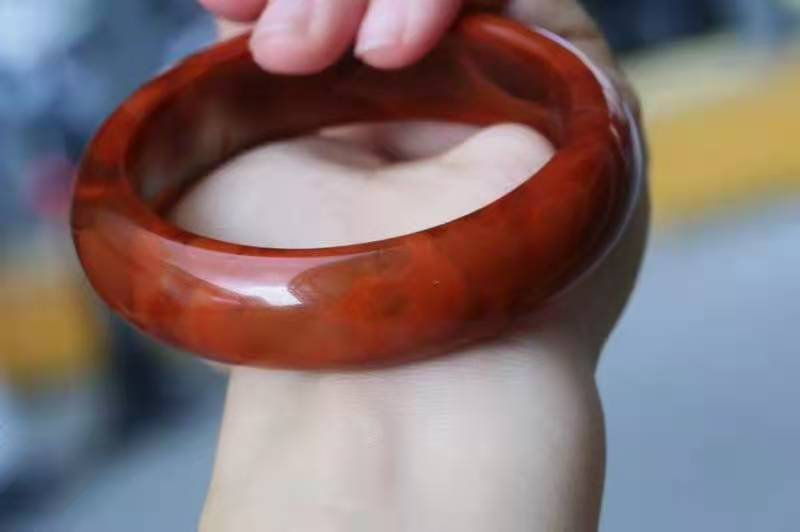 白底青手镯适合多大年纪戴,小圆条手镯适合什么年纪的人