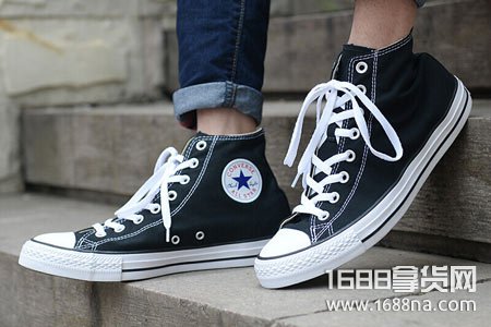 匡威被太阳暴晒一会会开胶吗,匡威下雨滑不滑怎么办