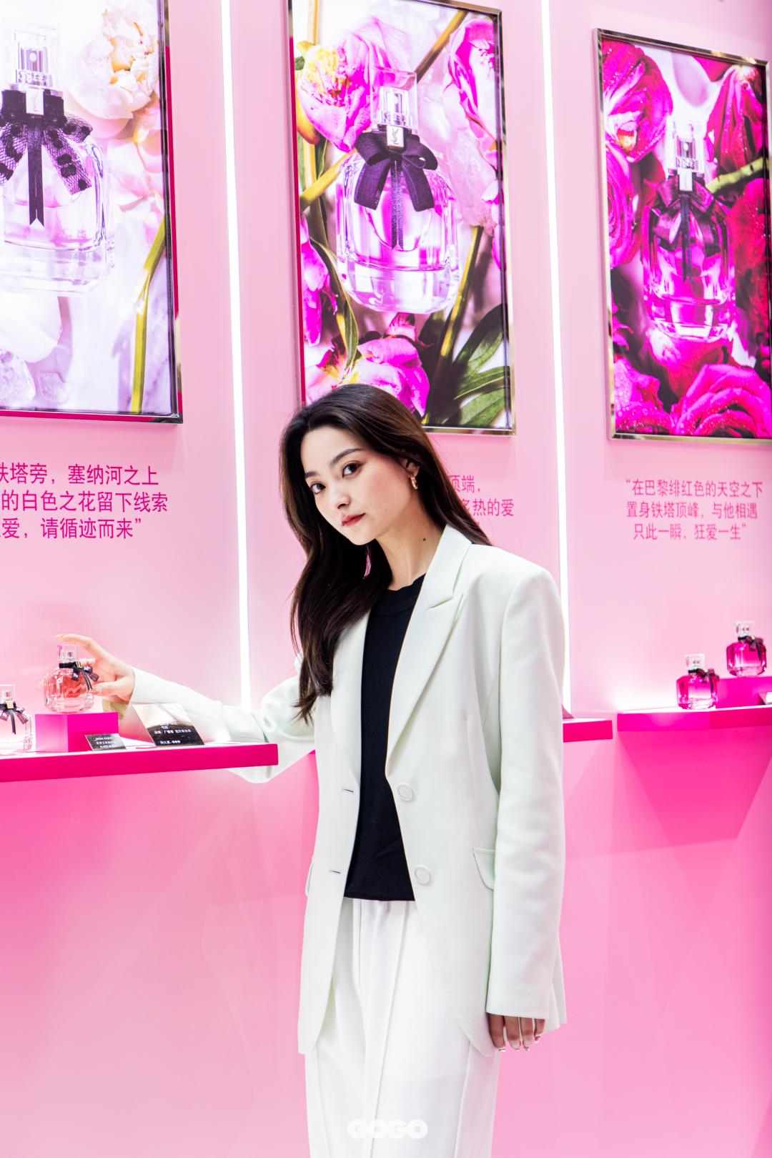 YSL直升机狂爱来袭，带你穿越巴黎，“上天”告白